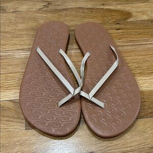 New Vineyard Vines Stylish Brown Flip Flops